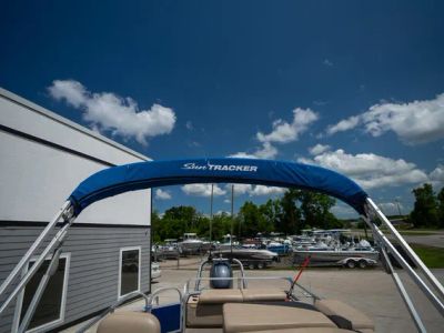 2017 Sun Tracker 22DLX Fishing Barge — photo 30 view