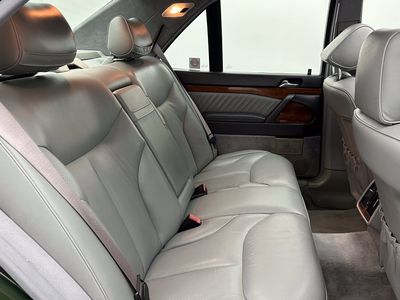 1992 Mercedes-Benz 300 Series — photo 27 view