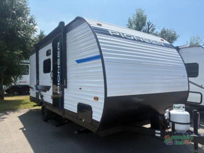 2025 Heartland Pioneer — front three-quarter view