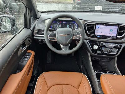 2026 Chrysler Pacifica — photo 16 view