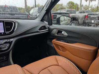 2026 Chrysler Pacifica — photo 17 view