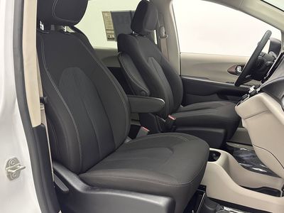 2024 Chrysler Voyager - Photo 32