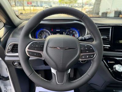 2026 Chrysler Pacifica — photo 17 view