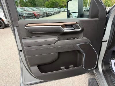 2025 Chevrolet Silverado 2500HD — photo 15 view