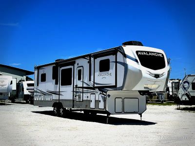 2023 Keystone Avalanche — front three-quarter view