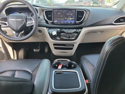 2023 Chrysler Pacifica — photo 14 view