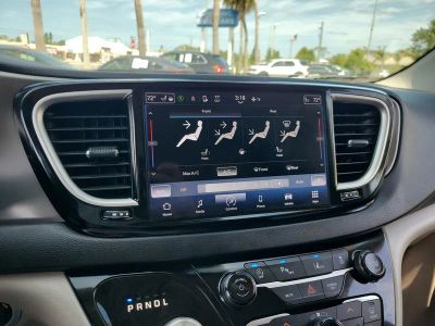 2023 Chrysler Pacifica — photo 21 view