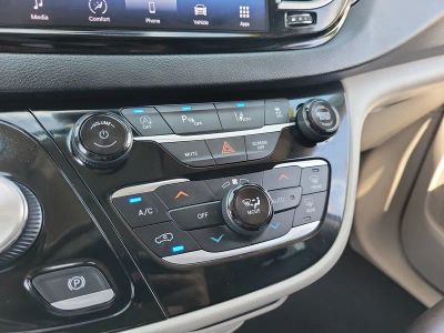 2023 Chrysler Pacifica — photo 24 view