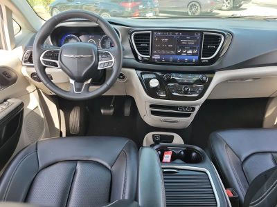 2023 Chrysler Pacifica — photo 13 view