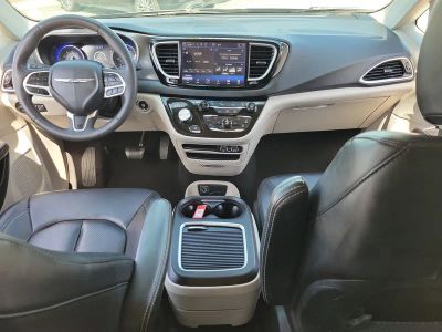 2023 Chrysler Pacifica — photo 12 view
