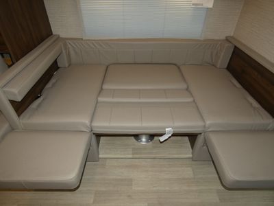 2025 Winnebago Navion - Photo 15
