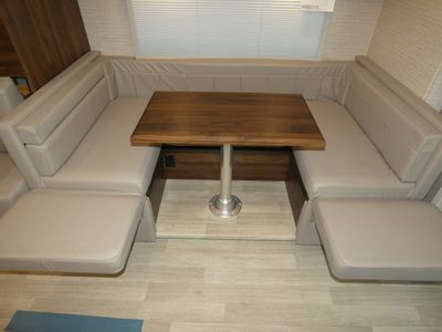 2025 Winnebago Navion - Photo 14