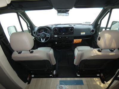 2025 Winnebago Navion - Photo 12
