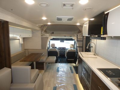 2025 Winnebago Navion - Photo 6