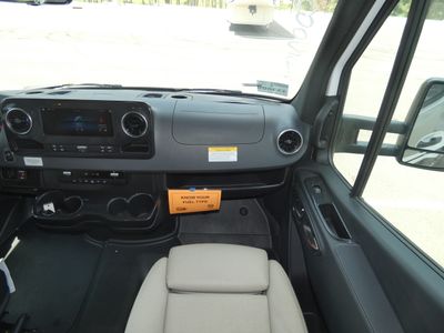 2025 Winnebago Navion - Photo 11