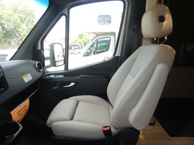 2025 Winnebago Navion - Photo 10
