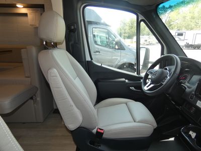 2025 Winnebago Navion - Photo 8