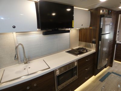 2025 Winnebago Navion - Photo 7