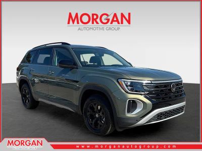 2026 Volkswagen Atlas 2.0T Peak Edition in Green — front three-quarter view