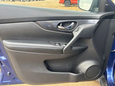 2017 Nissan Rogue — detail view