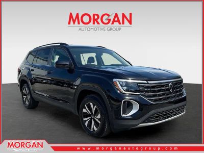 2025 Volkswagen Atlas 2.0T SE in Deep Black Pearl — front three-quarter view