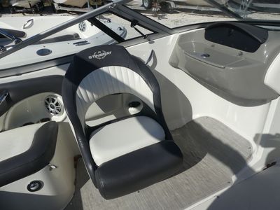 2017 Stingray 204LR O/B — photo 10 view