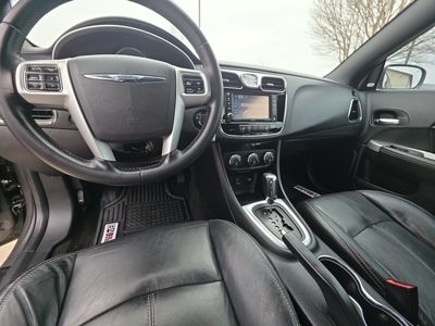 2011 Chrysler 200 - Photo 12
