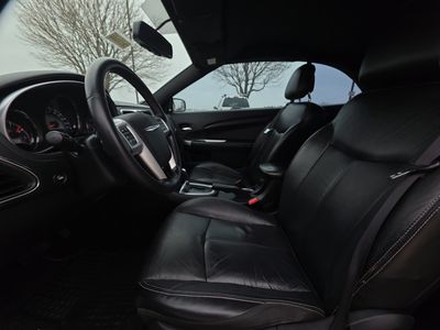 2011 Chrysler 200 - Photo 9