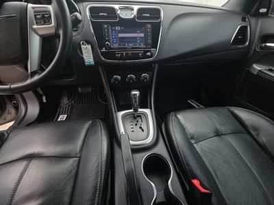 2011 Chrysler 200 - Photo 13