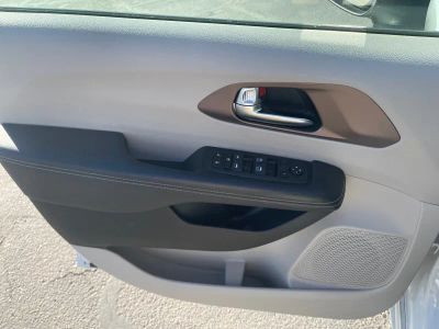 2023 Chrysler Voyager — photo 10 view