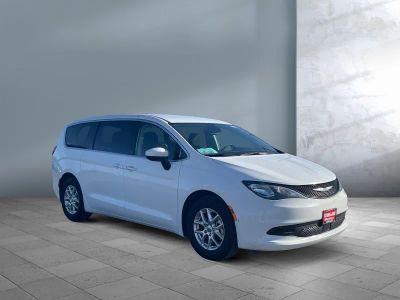 2023 Chrysler Voyager — photo 8 view