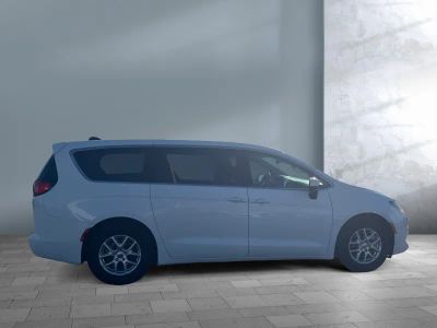 2023 Chrysler Voyager — photo 7 view