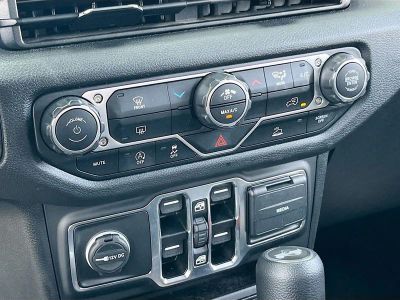 2025 Jeep Wrangler — photo 15 view