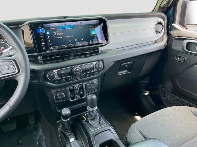 2025 Jeep Wrangler — photo 21 view