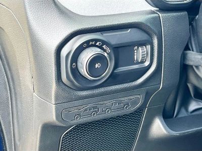 2025 Jeep Wrangler — photo 10 view