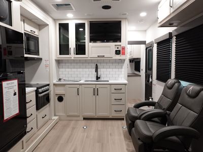2026 Grand Design Momentum G-Class - Photo 6