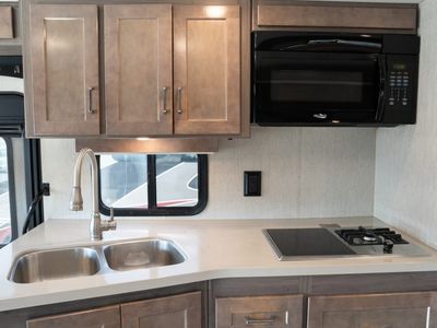 2021 Winnebago ADVENTURER - Photo 8