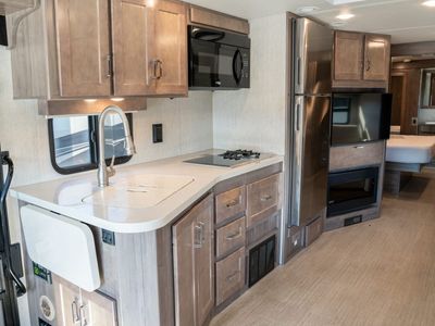 2021 Winnebago ADVENTURER - Photo 6