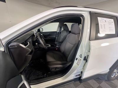 2025 Toyota RAV4 - Photo 14