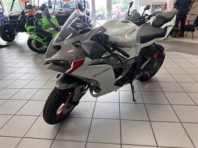 2025 Kawasaki Ninja ZX-6R - Photo 2