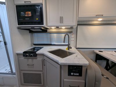 2026 Thor Motor Coach Four Winds — photo 13 view