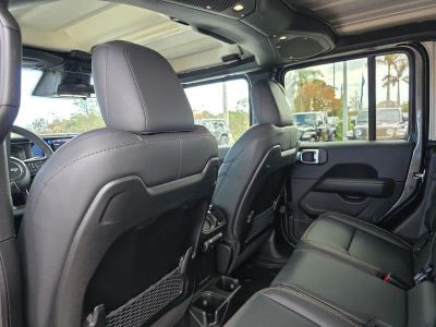 2026 Jeep Gladiator — photo 9 view