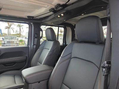 2026 Jeep Gladiator — photo 11 view