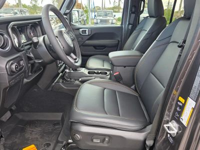 2026 Jeep Gladiator — photo 12 view