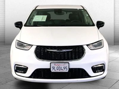2024 Chrysler Pacifica — side profile view