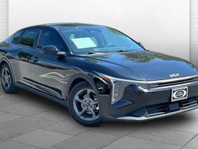2025 Kia K4 LXS in Aurora Black Pear — front three-quarter view