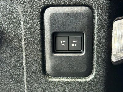 2026 Land Rover Defender 110 — photo 13 view