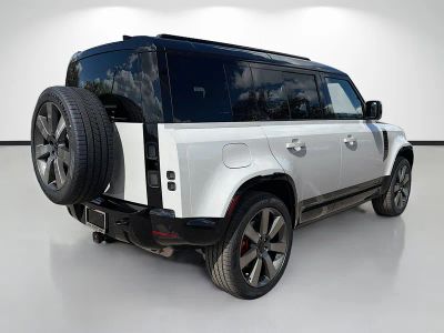 2026 Land Rover Defender 110 — detail view