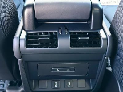 2026 Land Rover Defender 110 — photo 20 view