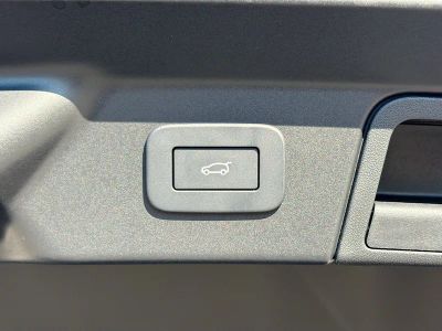 2026 Land Rover Range Rover Velar — photo 13 view